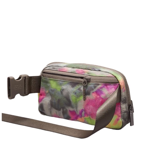 NWT Lululemon Everywhere Belt Bag 1L - Picture 3 of 4